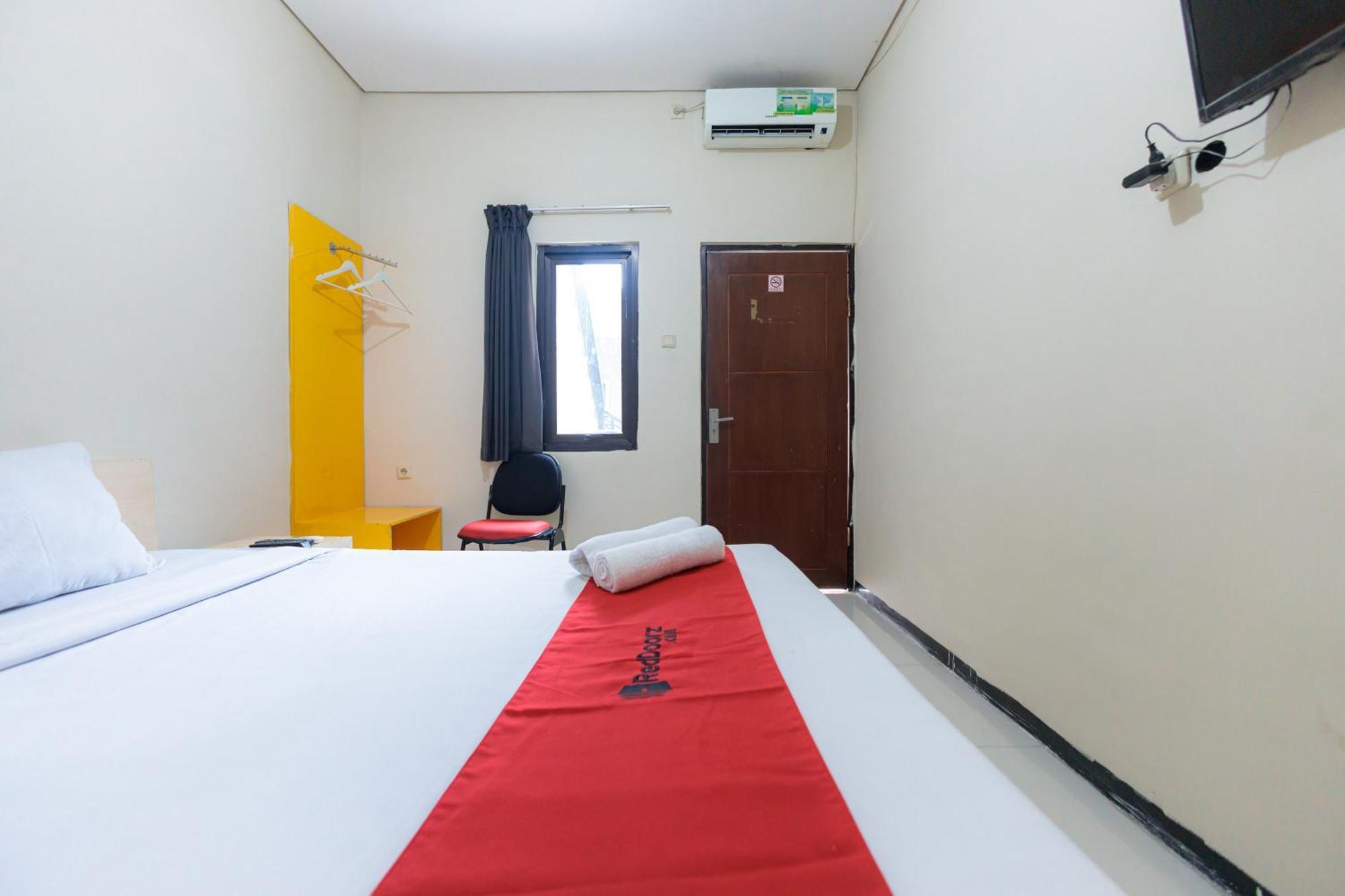 Reddoorz At Osuko Residence Sukomanunggal Jaya Сурабая Экстерьер фото